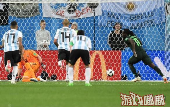 北京时间6月27日凌晨2时，在2018年俄罗斯世界杯D组末轮比赛中，球王梅西状态回归在第14分钟接住巴内加中场长传冷静攻门得分，随后摩西凭借主罚点球将批分扳平，比赛接近结尾时，梅尔卡多右路传中，罗霍迎球抽射破门，最终比赛以阿根廷2-1胜利结束。