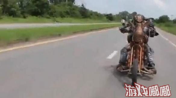 今天小编给大家带来了一位泰国小哥cos的铁血战士，并且还骑了一辆“异形骨骸”摩托在路上疾驰，一起来欣赏一下吧！