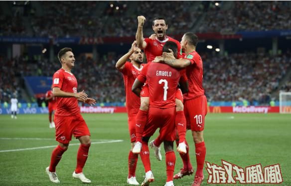 北京时间6月28日凌晨2时，在2018世界杯E组第三轮比赛中，瑞士2-2战平哥斯达黎加晋级，哲马伊利爆射破网，沃森打入哥斯达黎加首球，德尔米奇替补破门，鲁伊兹主罚的点球被佐默挡进自家大门。瑞士在淘汰赛赛上将对阵瑞典。