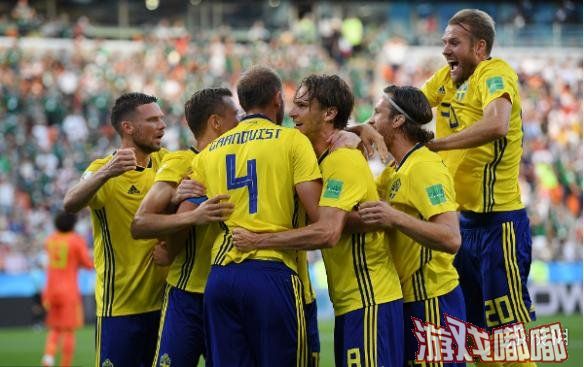 北京时间6月27日晚22时，在2018世界杯F组第三轮比赛中，瑞典在生死战上3-0击败墨西哥头名晋级，奥古斯丁松和格兰奎斯特建功，阿尔瓦雷斯自摆乌龙。由于另一场比赛韩国2-0击败德国，最终落败的墨西哥仍然得以晋级。
