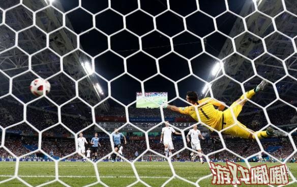 北京时间7月1日凌晨2时，在2018世界杯1/8决赛中，乌拉圭2-1战胜葡萄牙晋级八强，卡瓦尼梅开二度后伤退，佩佩头球建功，C罗告别世界杯。