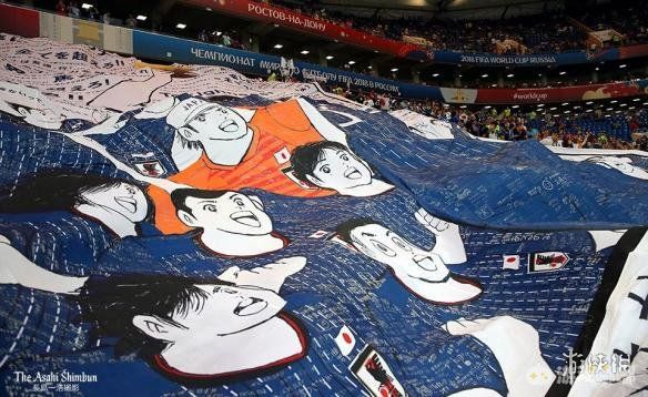 今日凌晨的世界杯1/8决赛中，　在日本vs比利时这场比赛的看台上，有球迷展开了巨幅的Tifo，布幔上正是很多球迷的启蒙作《足球小将》，让人看了热血沸腾。