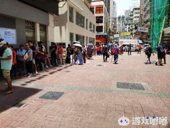7月6日，小米8在香港正式开售，尽管天气炎热，香港小米之家门口仍然排起了几十米的长队。小米公司高级副总裁王翔微博晒排队盛况，一起来看看吧！