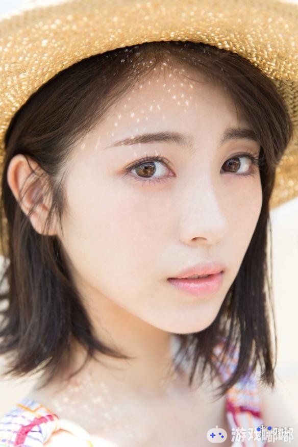 近日，小岛秀夫转发了一位日本美女的美照，　这个少女的名字叫浜辺美波，而征服小岛秀夫老师的正是她将在8月29日发售的写真集，一起来欣赏下她的美貌吧。