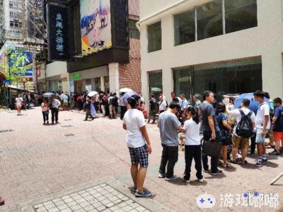 7月6日，小米8在香港正式开售，尽管天气炎热，香港小米之家门口仍然排起了几十米的长队。小米公司高级副总裁王翔微博晒排队盛况，一起来看看吧！