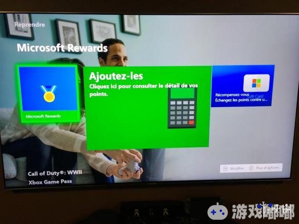 近日，微软上架了一款名为“Microsoft Rewards”的Xbox One专用App，却被网友发现宣传背景图上的两个人手里拿的是PS4手柄，真是很尴尬了！