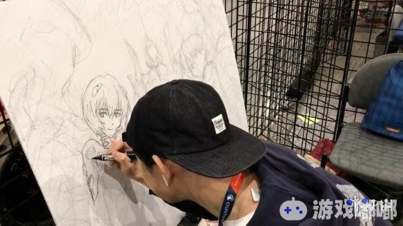 日前，美国洛杉矶举办了盛大的动漫展会“Anime EXPO 2018”，曾在《EVA新剧场版：Q》担任过作画的井关修一也来到现场，还在现场画了一幅画，一起来看一下。