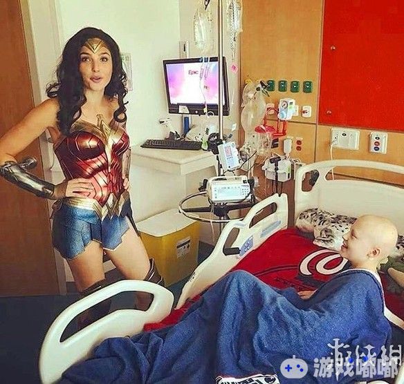 盖尔·加朵昨天在《神奇女侠1984》的拍摄期间抽出时间，穿着神奇女侠的战衣跑去儿童医院看望孩子们，给了大家不小的惊喜。