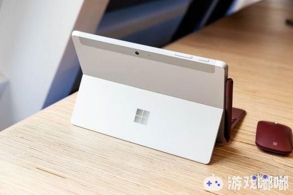 微软小屏廉价Surface Go真机图赏，售价约合人民币2638元，比Surface Pro便宜得多，对于学生来说应该会有很大的吸引力。