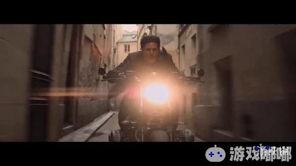 今日，《碟中谍6》公布了全新电影片段，阿汤哥在影片中搏命出演，让观众们为他捏了一把冷汗，该片将于7月27日在北美上映。
