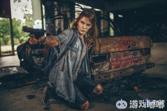 国外小姐姐cos《美国末日2（The Last of Us: Part Ⅱ）》艾莉，一脸血污造型，很好的还原了背负着仇恨的艾莉。