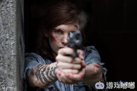 国外小姐姐cos《美国末日2（The Last of Us: Part Ⅱ）》艾莉，一脸血污造型，很好的还原了背负着仇恨的艾莉。
