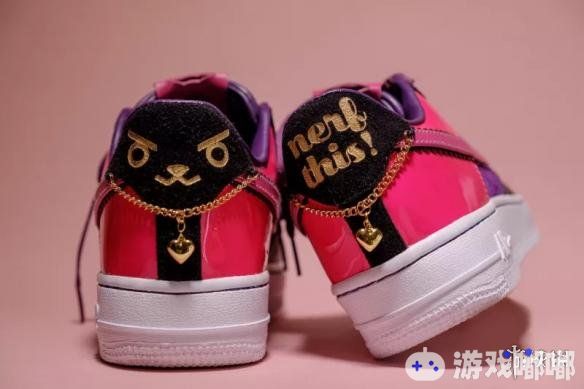 新加坡网友定制《守望先锋》D.Va黑猫皮肤主题Nike球鞋送女友，还制作了一本画集，封面是手绘的穿着球鞋的D.Va。