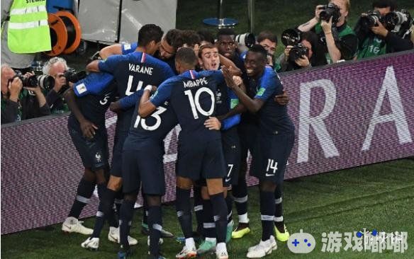 北京时间7月11日凌晨，在2018年俄罗斯世界杯半决赛中，法国1比0击败比利时，时隔12年再度闯入决赛。第51分钟，格列兹曼角球传中，乌姆蒂蒂头球破门。