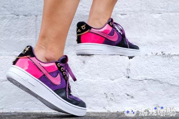 新加坡网友定制《守望先锋》D.Va黑猫皮肤主题Nike球鞋送女友，还制作了一本画集，封面是手绘的穿着球鞋的D.Va。