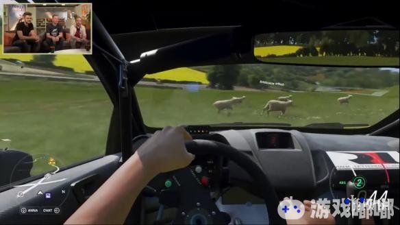 IGN发布了一则新的采访视频介绍赛车游戏《极限竞速：地平线4（Forza Horizon 4）》，内含大量实机展示内容。采访者想要撞羊但却完全追不上闪避max的小羊！