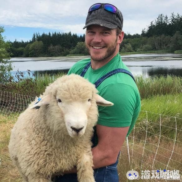 星爵克里斯·帕拉特今日在社交网络晒出一组图片，置身农场抱着大肥羊，一脸开心。
