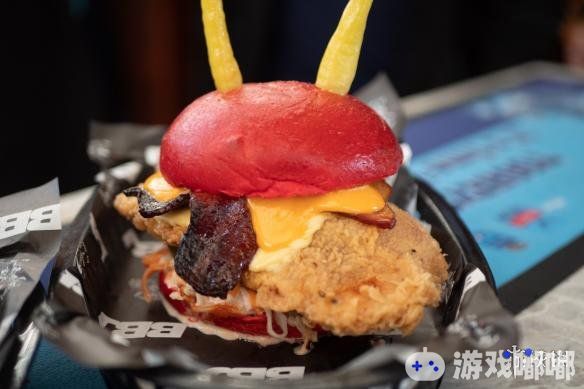 近日，暴雪官方联动“Burgers by Josh”餐厅，推出主题汉堡，部落汉堡售价20美元，联盟汉堡售价22美元。