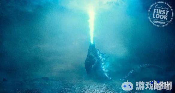 将于2019年上映的电影《哥斯拉：怪兽之王》今天首曝官方剧照，巨大的哥斯拉怪兽浮现于海面喷吐火焰，场景骇人。
