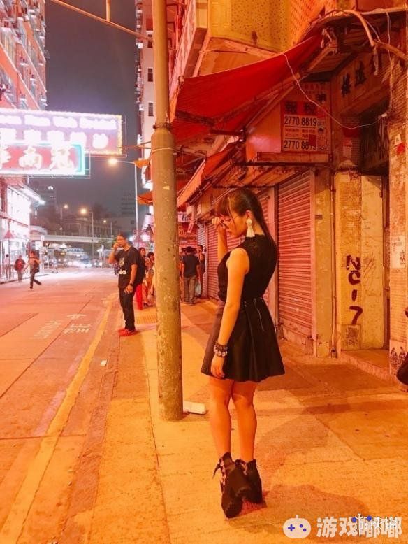 美女声优上坂堇又发美照了，她在香港拍完专属MV后，又将自己的香港之旅发了出来，逛逛夜市吃吃美食，也是非常惬意的。