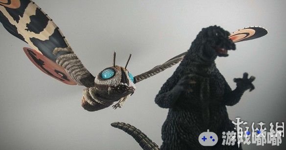 女演员维拉·法梅加接受Metro采访时，透露了她在《哥斯拉2》中的角色形象，她描述这名角色是一位可以“控制”怪兽的古生物学家。