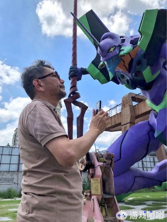 日本知名动画导演庵野秀明先生近日出现在上海《EVA》大型展会上，亲自视察初号机巨型模型，新剧场版有条不紊制作中！