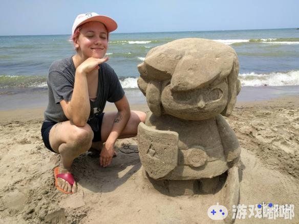 近日，有玩家在美国克里夫兰市的沙滩上雕刻了一个半人高的《塞尔达传说》林克沙雕，模样十分的可爱，一起来欣赏一下吧！
