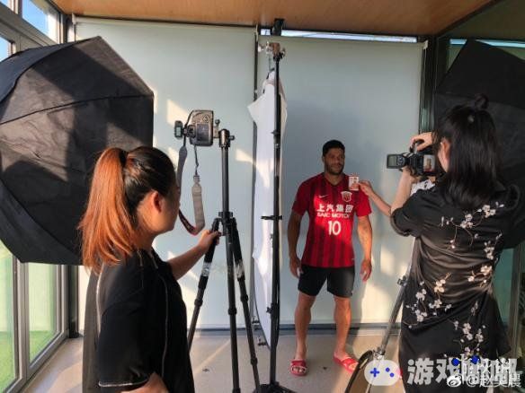 根据上海上港足球俱乐部随队新闻官赵昊晨透露的消息，我们或许很快就可以在《FIFA 19》中看到中超球员的身影了。
