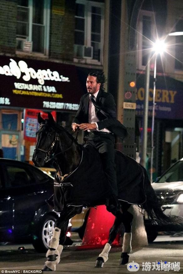基努里维斯最新电影《疾速狂奔3》曝最新片场照，脸上挂彩，在街头上骑马狂奔，影片将于明年5月17日上映！