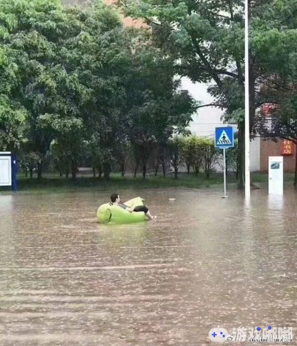 持续58小时，北京今年这场雨到底有多大？！上班游泳开潜艇，今年在北京不仅要有车还要有船才行！