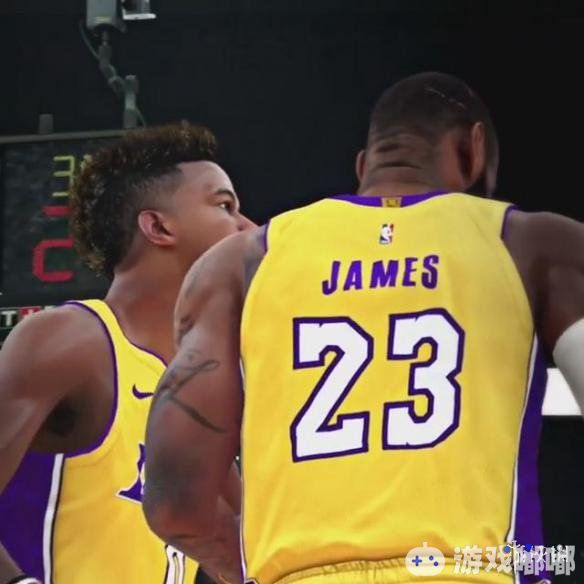 能和自己最亲的人并肩作战是件很幸福的事情，近日有位《NBA 2K18》玩家制作一段混剪视频，将詹姆斯的儿子放到湖人队中和詹姆斯一起打球。