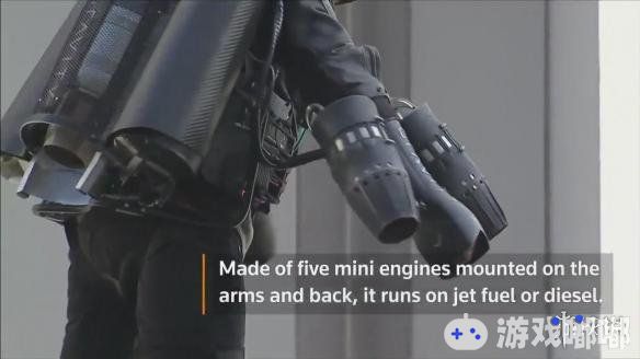 《死亡搁浅》制作人小岛秀夫推特展示了一件飞行套装试飞演示，这套飞行套装是由5个迷你引擎打造，分别安装在胳膊和背部，燃料为喷气燃料或者柴油。
