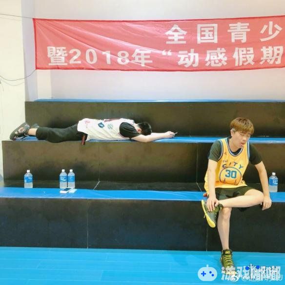 昨日，卢本伟女友赵梦玥在微博晒出一组“家庭活动日”照，照片中UU把卢本伟还有马飞飞拉着，直接跑去打篮球了。
