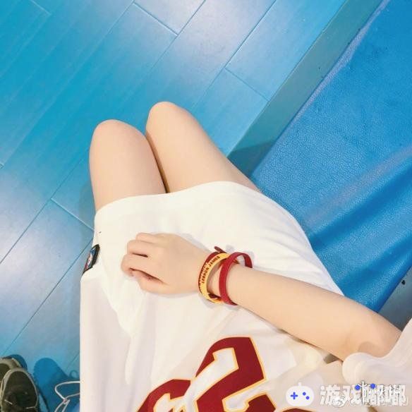 昨日，卢本伟女友赵梦玥在微博晒出一组“家庭活动日”照，照片中UU把卢本伟还有马飞飞拉着，直接跑去打篮球了。