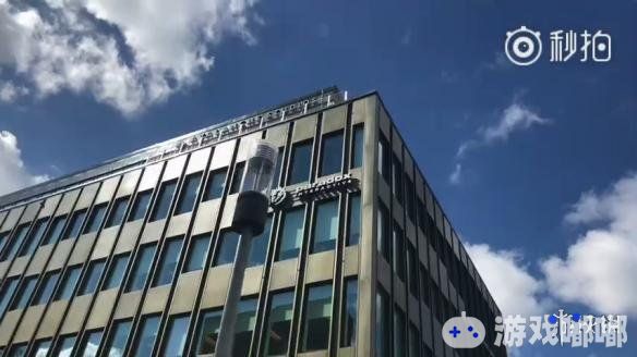 近日，《战地》系列制作人Jaqub在微博上给我们展示了位于瑞典斯德哥尔摩的DICE总部，和他们在一起的还有《星球大战：前线2》等开发团队。