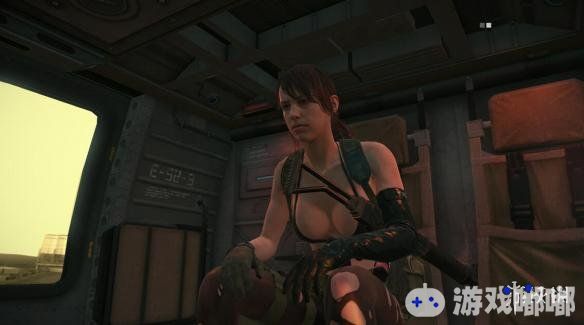 在《合金装备5：幻痛（Metal Gear Solid V: The Phantom Pain）》发售3年之后，科乐美依然在今日放出了游戏的一部重要更新。在此次更新后，之前游戏中的人气辅助角色静静将真正成为一位玩家可以操控的角色。