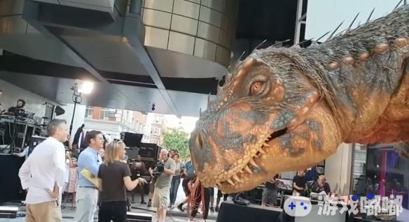 要是在路上看到一只恐龙，大家会有什么反应啊？近日，在伦敦街头上居然出现了一只《侏罗纪世界》中的T-REX恐龙，足以以假乱真了。