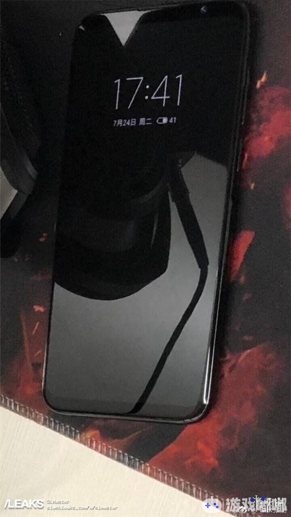 日前，有网友放出了魅族16 Plus正面真机谍照，这款黄章亲自打磨的魅族2018年旗舰手机，采用了全面屏的设计，没有“刘海”。