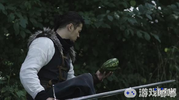 《巫师》版切水果短片，“杰洛特”剑技相当潇洒精准，砍起西瓜来可是毫不含糊，一起来看看吧！