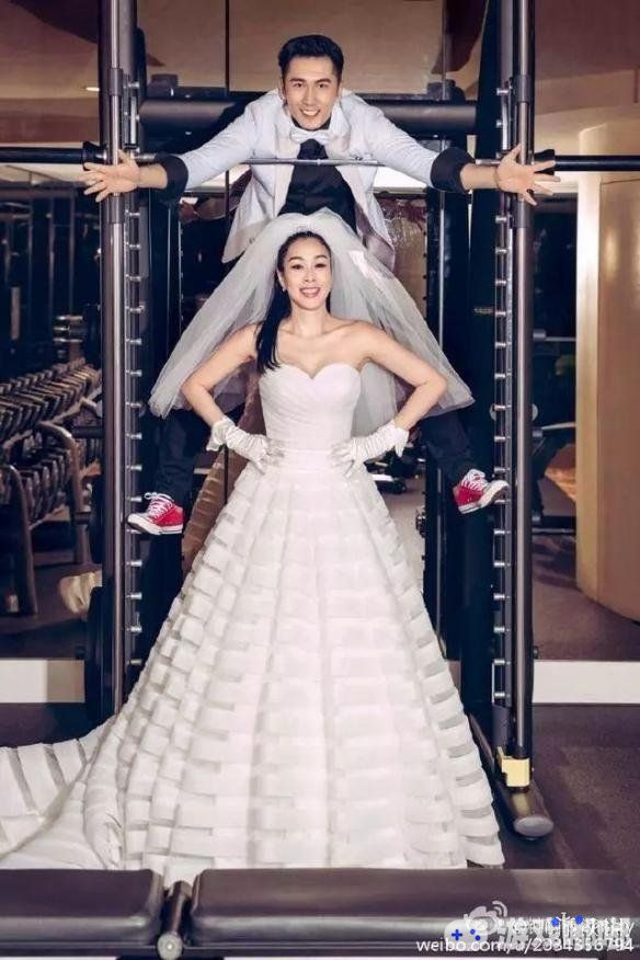 拍婚纱照是结婚中必不可少的一个环节，对于拍惯大片的明星来说，一套“标准造型”的婚纱照已经满足不了他们了，纷纷开始尝试另辟蹊径。