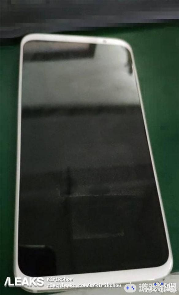 日前，有网友放出了魅族16 Plus正面真机谍照，这款黄章亲自打磨的魅族2018年旗舰手机，采用了全面屏的设计，没有“刘海”。