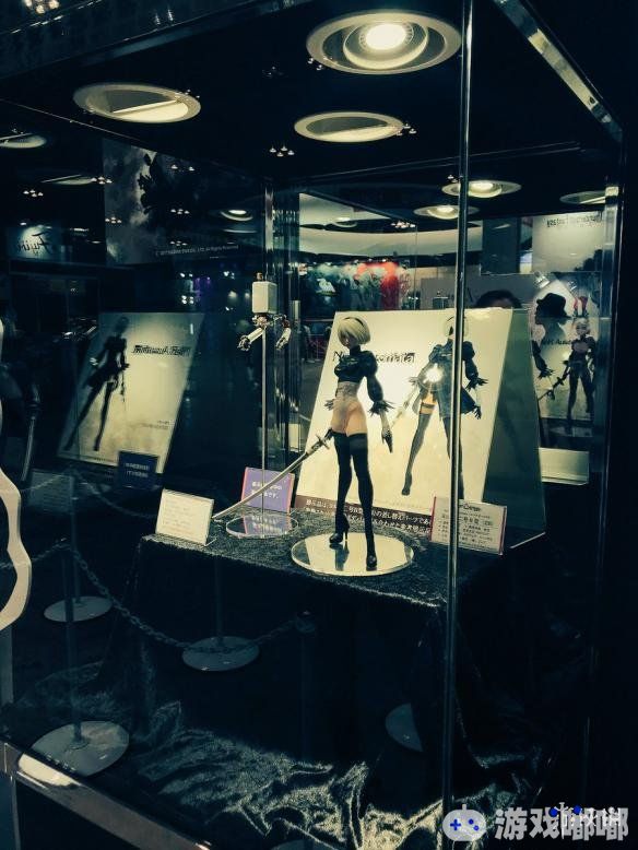 《尼尔：机械纪元(NieR: Automata)》制作人横尾太郎与我们分享了一组2B无裙形态超性感手办的照片，让我们一起来看看吧！