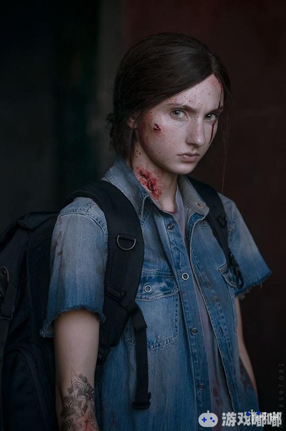 今天，小编给大家带来《美国末日2（The Last of Us: Part Ⅱ）》中艾莉的COS欣赏，这位外国小妹把艾莉坚韧的气质表现的淋漓尽致，一起来看看吧。