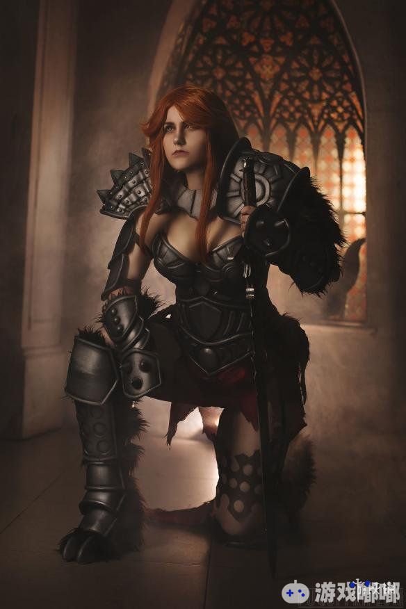 许多玩家对《暗黑破坏神3（Diablo III）》野蛮人记忆深刻，今天一起来看看俄罗斯美女Cos女野蛮人，她眼神犀利野性十足。