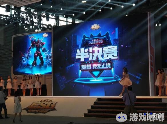 一年一度的中国游戏盛会ChinaJoy 2018即将召开，游戏前方小编提前探馆，为你带来了大量厂商展台的照片，还有可爱美丽的show girl小姐姐哦！一起来看看吧！