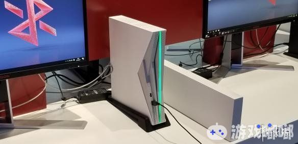 今日小霸王的CJ发布会上，正式公布了和美国AMD合作打造的小霸王Z+新游戏电脑，搭载了正版授权的Windows 10系统，可以畅玩主流3A大作。