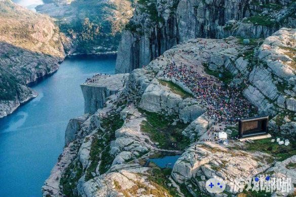 真爱粉们寻着阿汤哥在影片《碟中谍6》的踪迹，在挪威著名悬崖布道石上组织了一场观影活动。