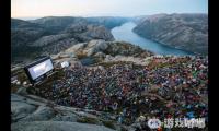 真爱粉们寻着阿汤哥在影片《碟中谍6》的踪迹，在挪威著名悬崖布道石上组织了一场观影活动。