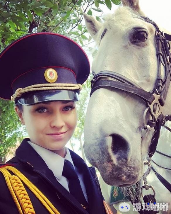今天小编给大家带来的是俄罗斯美女骑警Татьяна Зима的美照，妹子骑起马来也可以英姿飒爽，一起来欣赏一下吧！