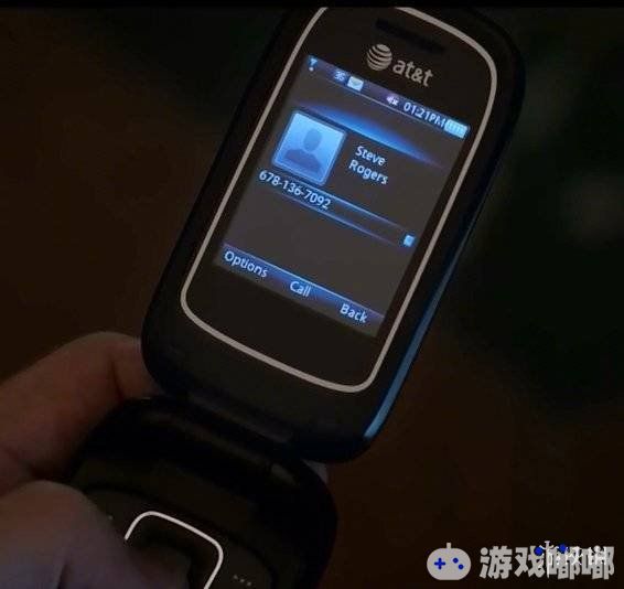 不知道大家都注意到没，《复仇者联盟3》中钢铁侠手上拿了一部翻盖手机，满满高科技的电影中竟然出现了一部翻盖手机，画风也是很特别，那么这部手机到底有多重要呢？